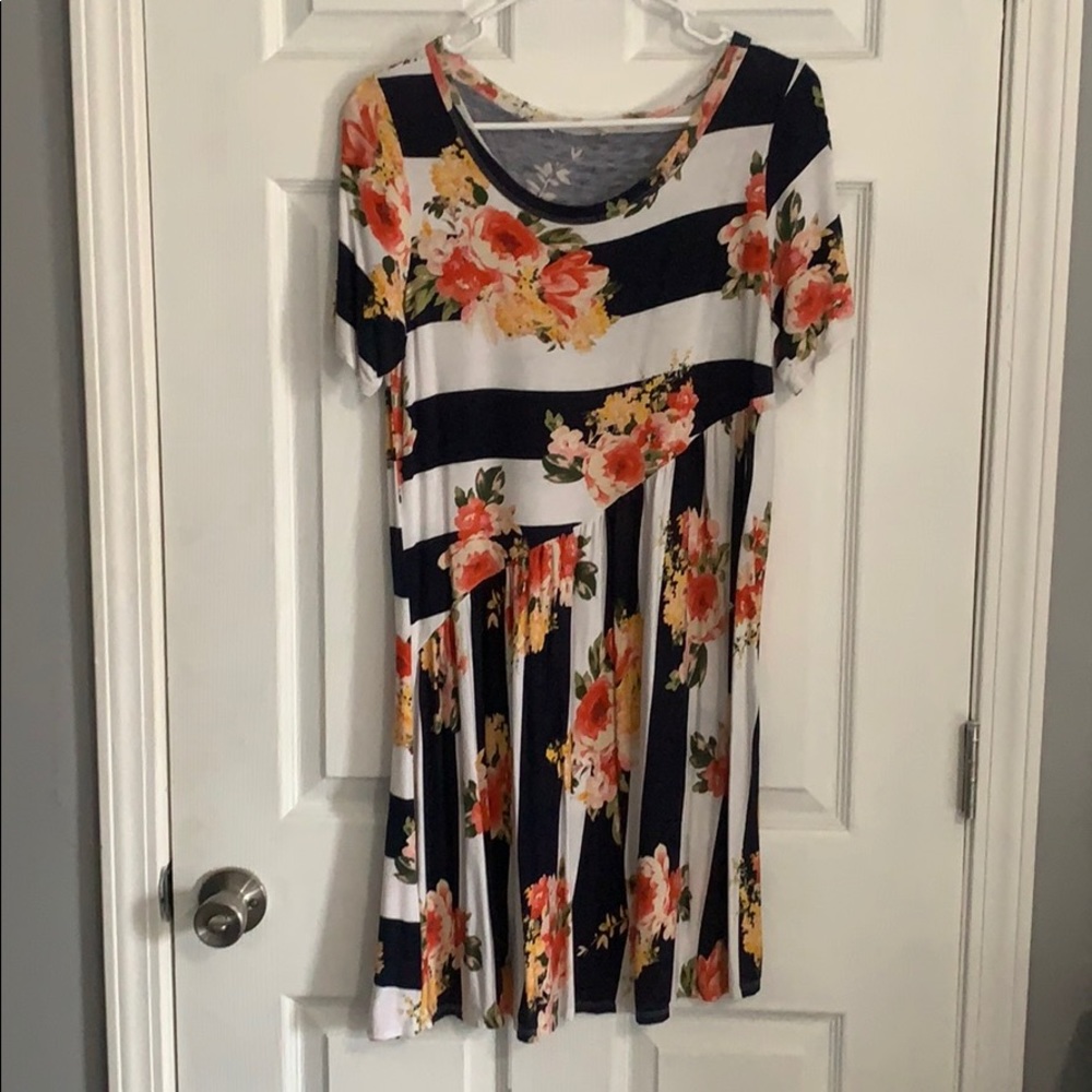 5/$20🌸Navy and floral striped dress - M
